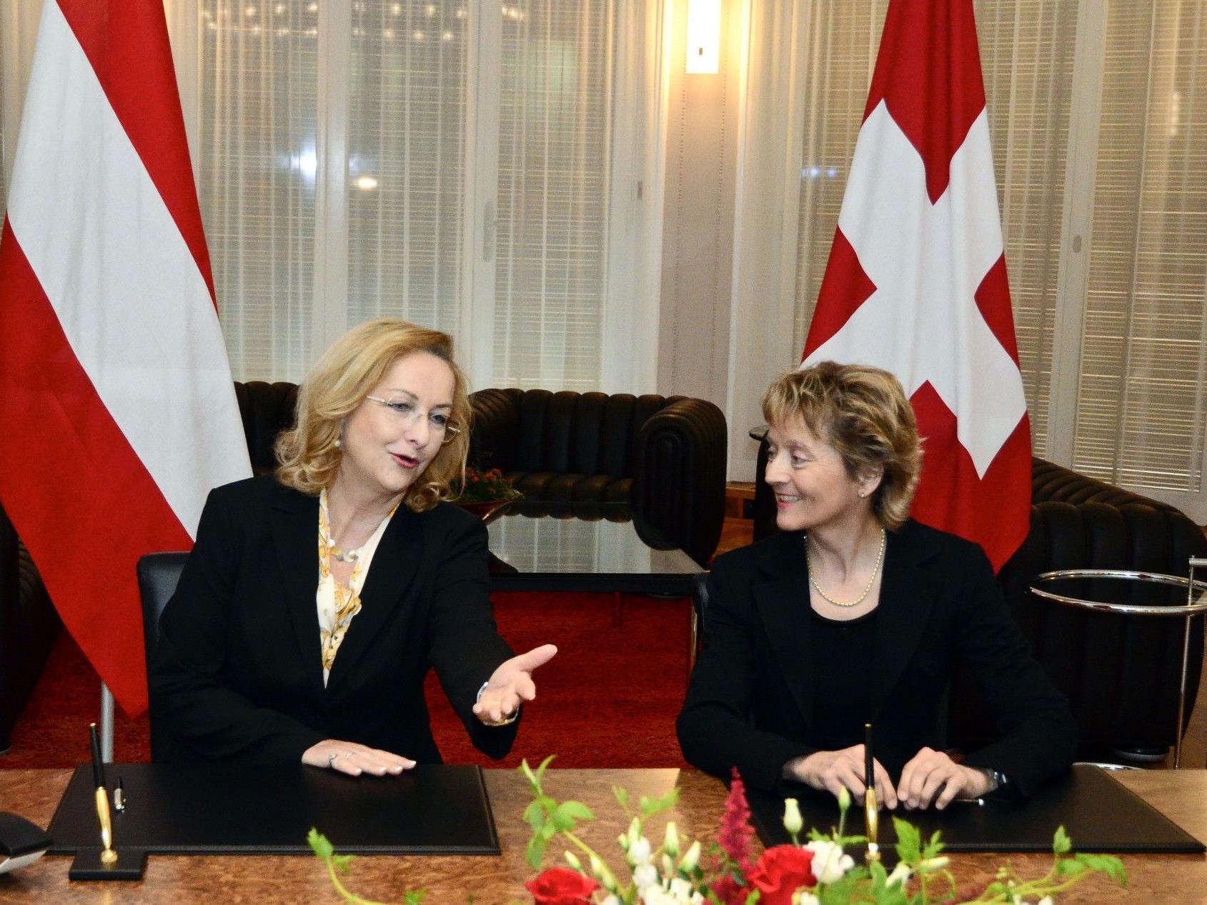 Steuerabkommen besiegelt: Maria Fekter (l.) mit Schweizer Amtskollegin Eveline Widmer-Schlumpf.
