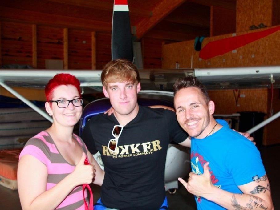 Clelia, Gabriel und Mathias zählen zu den stolzen Absolventen des Fallschirmspringen-Grundkurses