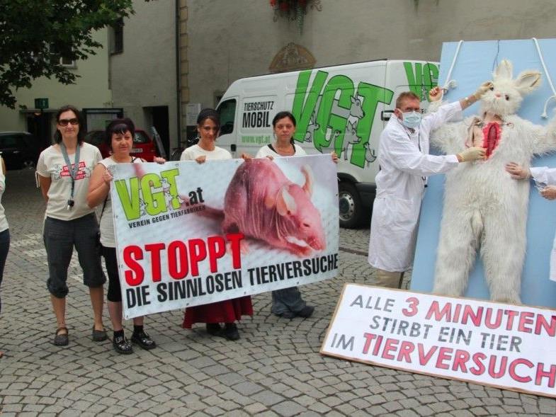 Die Aktivisten vom VGT Vorarlberg versinnbildlichten Tierversuche auf dem Feldkircher Sparkassenplatz