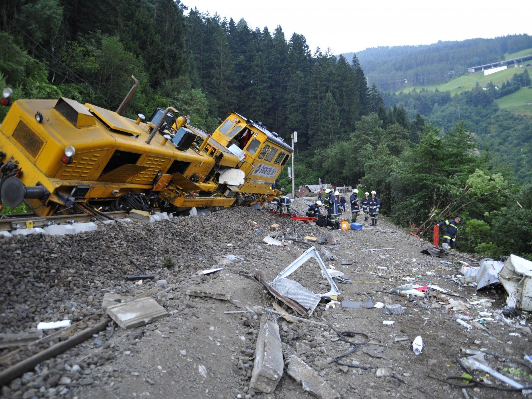 Gleisbauzug entgleiste auf der Brennerbahnlinie in Tirol. Gleisbauzug entgleiste auf der Brennerbahnlinie in Tirol.