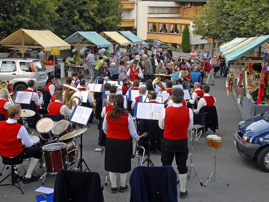 Die Harmoniemusik Tschagguns unterhält beim "Sommerburamarkt" am 3. August 2012.