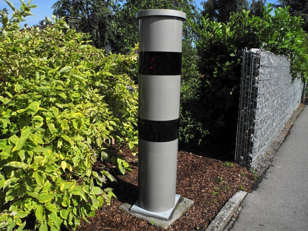 In dieser sehr schön gestalteten Säule (PoliScanspeed) „lauert“ derzeit in Gisingen und Tisis das neue Schreckgespenst für Raser, ein Nigel-nagel-neues Laser-Geschwindigkeitsmessgerät! In dieser sehr schön gestalteten Säule (PoliScanspeed) „lauert“ derzeit in Gisingen und Tisis das neue Schreckgespenst für Raser, ein Nigel-nagel-neues Laser-Geschwindigkeitsmessgerät!