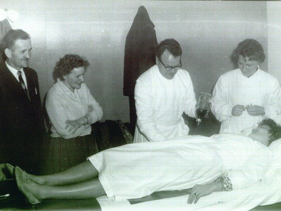 In den 60er Jahren waren die Blutspendeaktionen in Sulzberg Volksfeste. Bild: Gemeindearzt  Dr. Kofler bei der Blutabnahme.