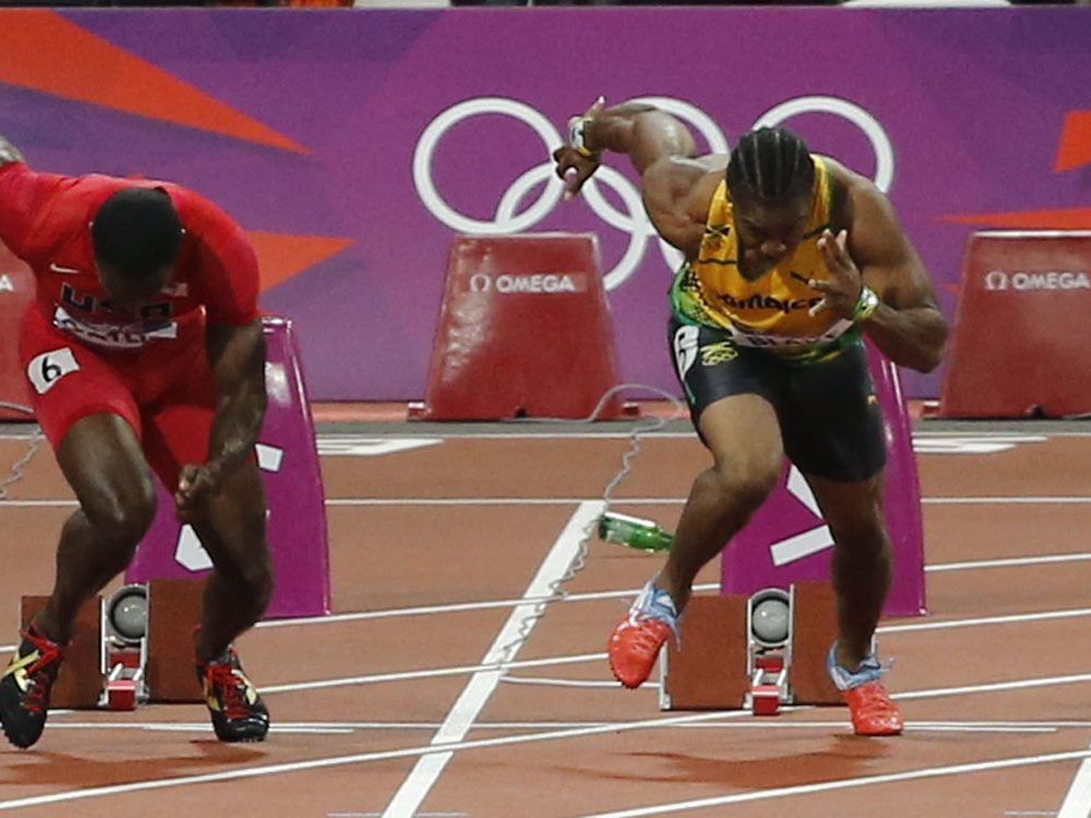 Die Flasche landete hinter den Startblöcken des Amerikaners Justin Gatlin (l.) und Yohan Blake (r.) aus Jamaika.