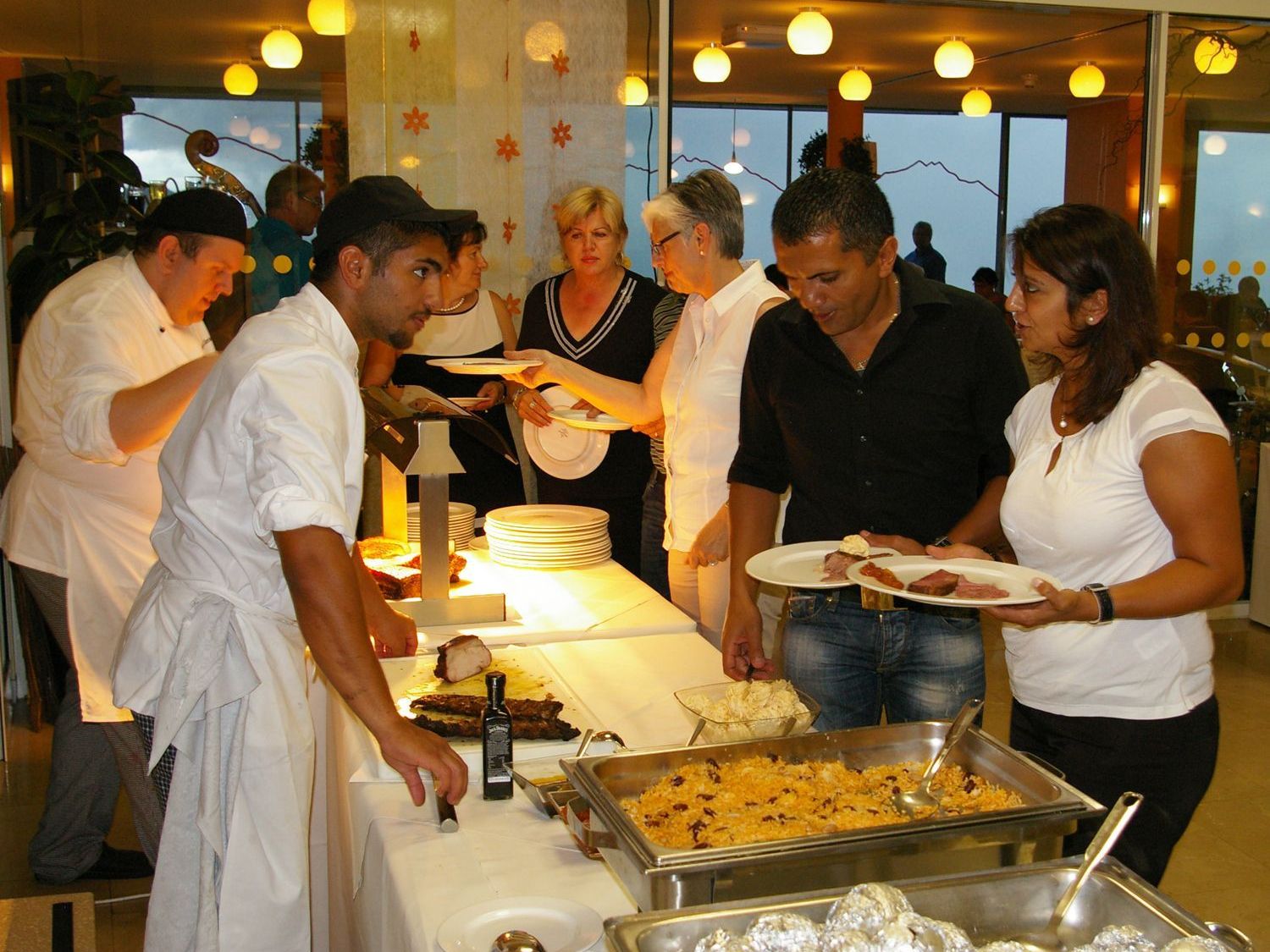 Das reichhaltige Buffet umfasste allerlei Köstlichkeiten. Das reichhaltige Buffet umfasste allerlei Köstlichkeiten.