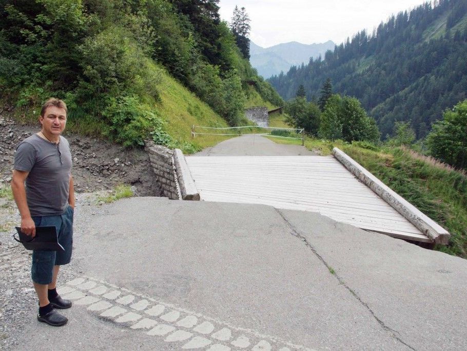 Die Stutztobelbrücke in Faschina wurde durch einen Murenabgang weggerissen. Die Stutztobelbrücke in Faschina wurde durch einen Murenabgang weggerissen.