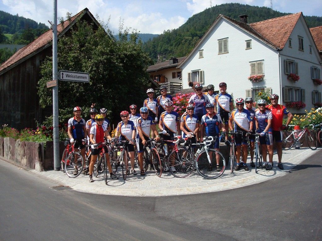 Die VSRV Metzler Radler beim Dorfbrunnen in Mels. Die VSRV Metzler Radler beim Dorfbrunnen in Mels.