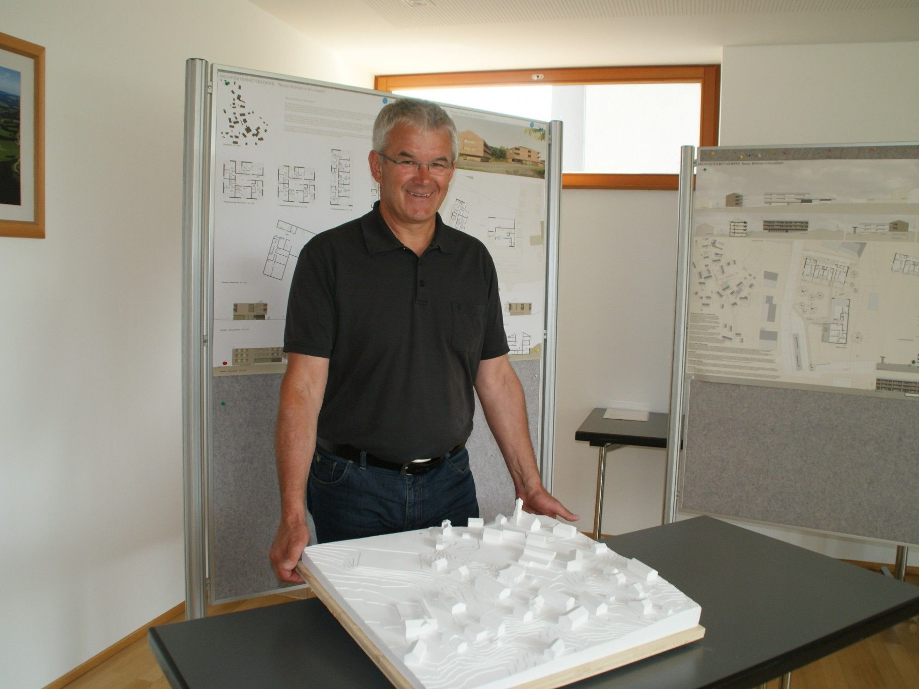 Generationenhaus und Wohnhaus: Bürgermeister Arnold Hirschbühl präsentiert das Siegerprojekt. Generationenhaus und Wohnhaus: Bürgermeister Arnold Hirschbühl präsentiert das Siegerprojekt.