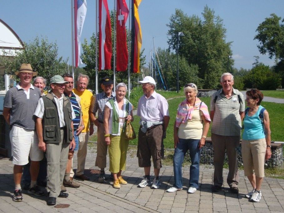 Auf der Wanderung am Harder Bodenseeufer Auf der Wanderung am Harder Bodenseeufer