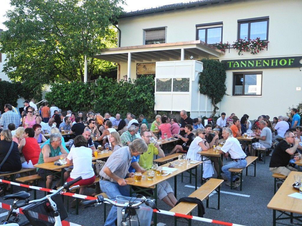 Zur Neuerröffnung des Gasthaus Tannenhof in Meiningen war das halbe Dorf gekommen