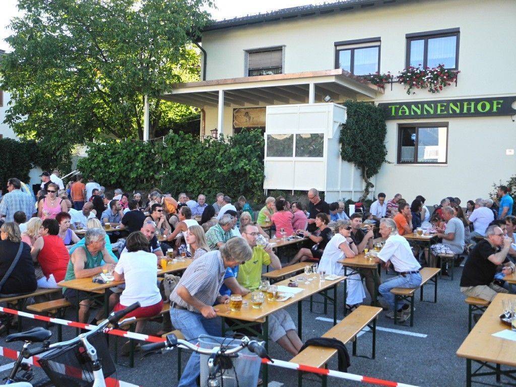 Zur Neuerröffnung des Gasthaus Tannenhof in Meiningen war das halbe Dorf gekommen Zur Neuerröffnung des Gasthaus Tannenhof in Meiningen war das halbe Dorf gekommen