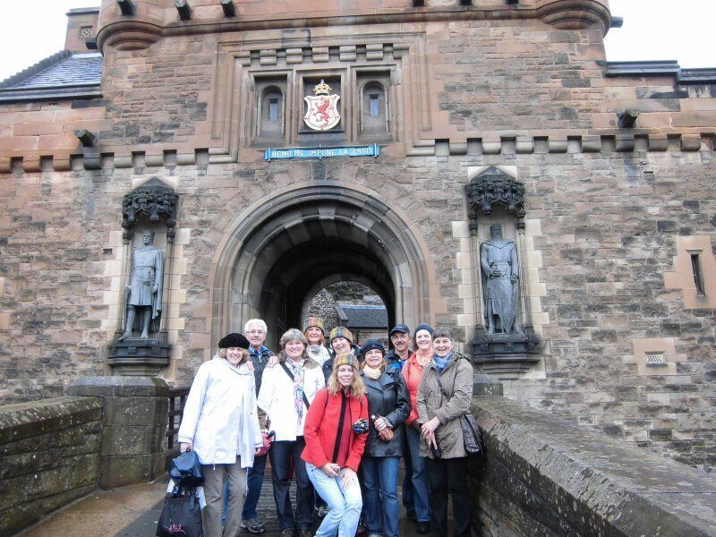 Der Englischkurs der VHS Bregenz in Edinburg beim Eingang in die Altstadt Der Englischkurs der VHS Bregenz in Edinburg beim Eingang in die Altstadt