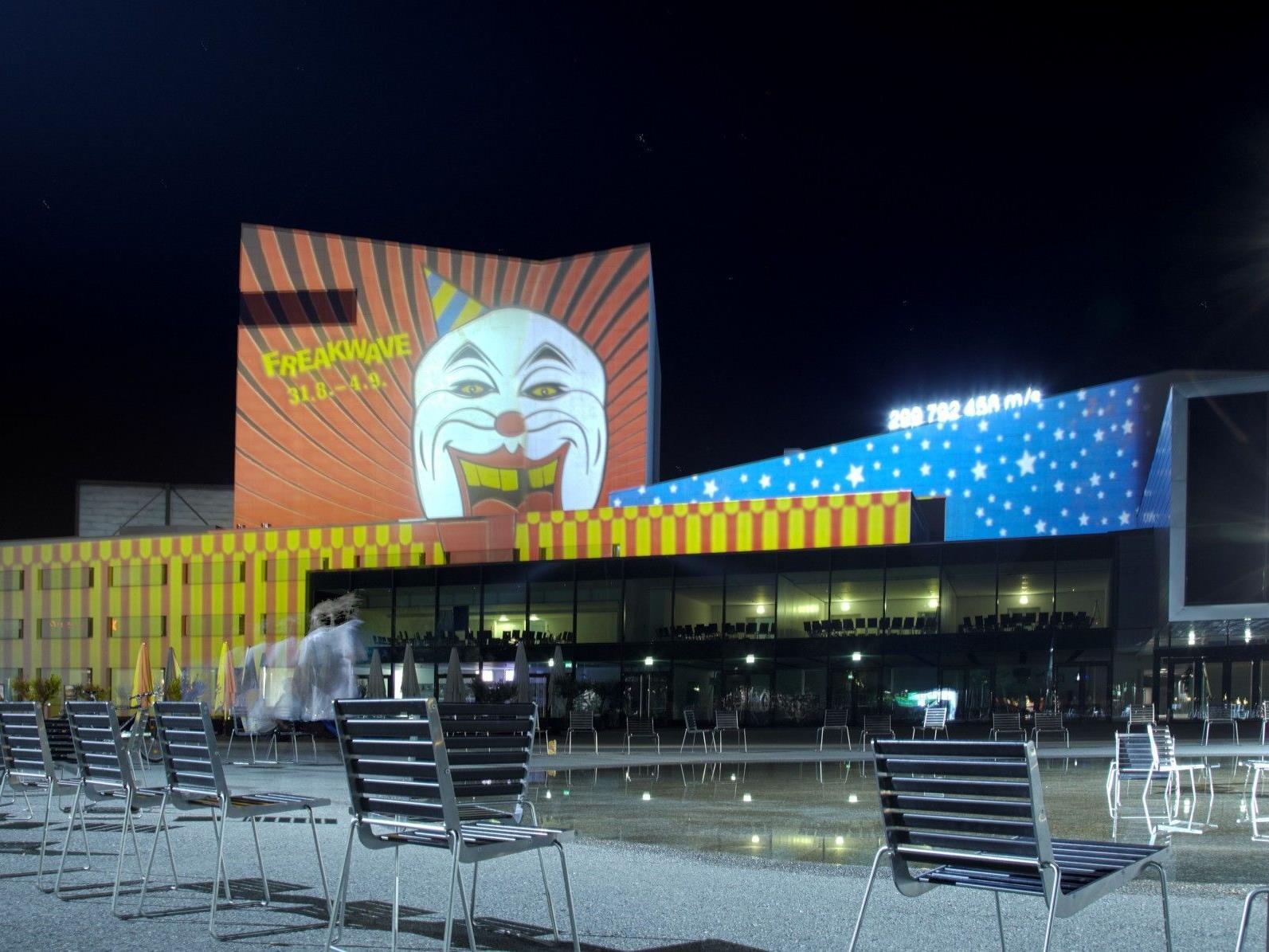 Die Visual Art-Kollektive Neon Golden und Luma tauchen das Festspielhaus mit ihren Installationen wieder in neues Licht.