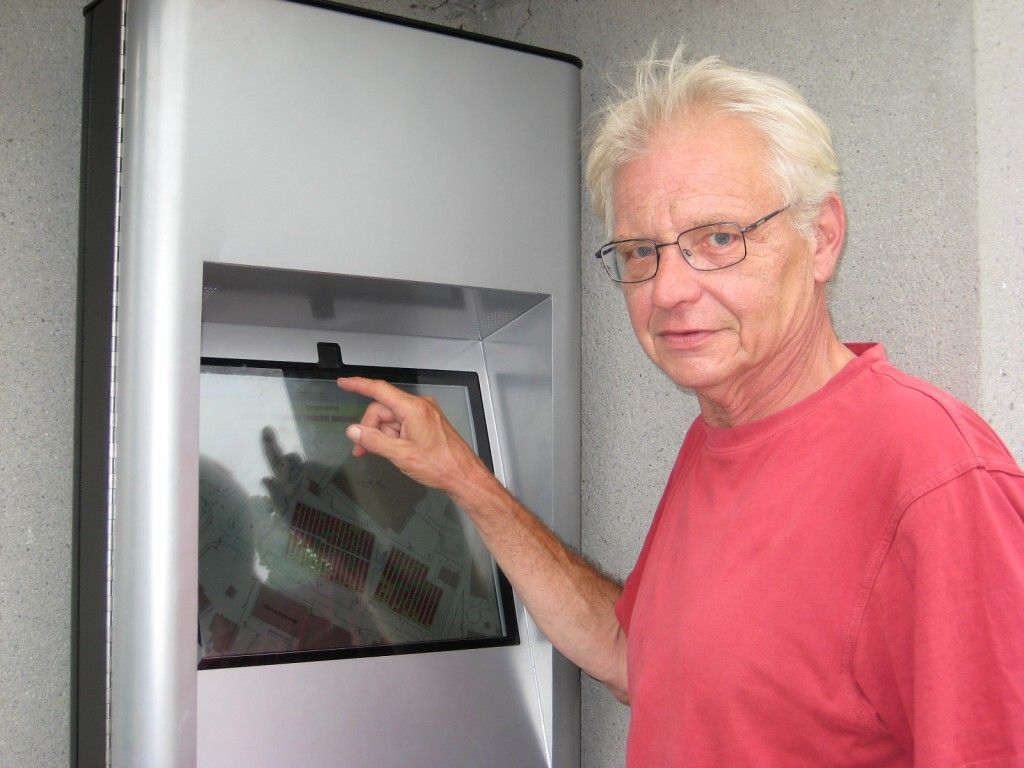 Das Terminal am südwestseitigen Eingang des Friedhofs bei der Urnenwand erleichtert die Grabsuche auf dem Altacher Friedhof. Das Terminal am südwestseitigen Eingang des Friedhofs bei der Urnenwand erleichtert die Grabsuche auf dem Altacher Friedhof.