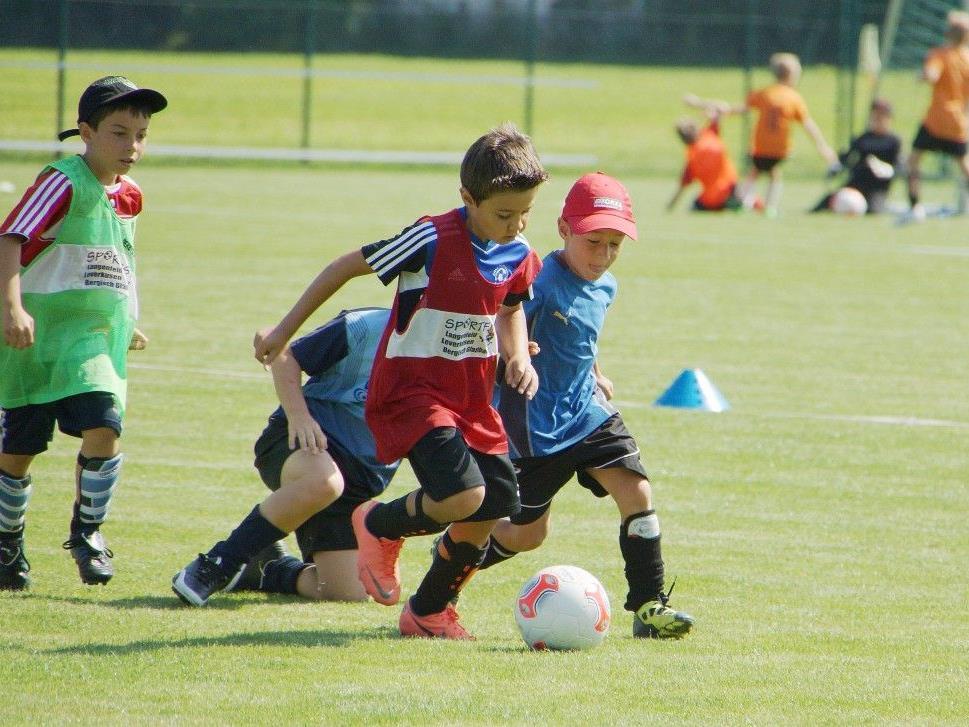Fußballbegeisterung bei den Nachwuchskids im Schlinser Fußballcamp.