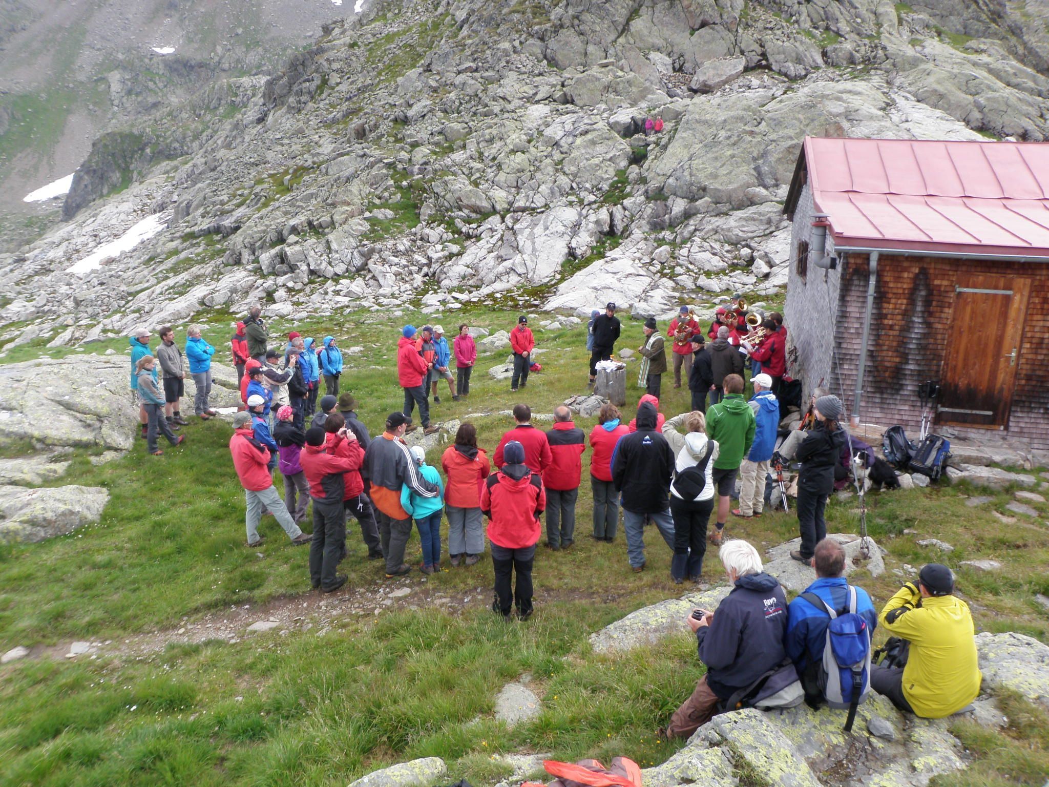 Statt auf der Eisentälerspitze wurde die Gipfelmesse bei der Reutlinger Hütte gehalten. Statt auf der Eisentälerspitze wurde die Gipfelmesse bei der Reutlinger Hütte gehalten.