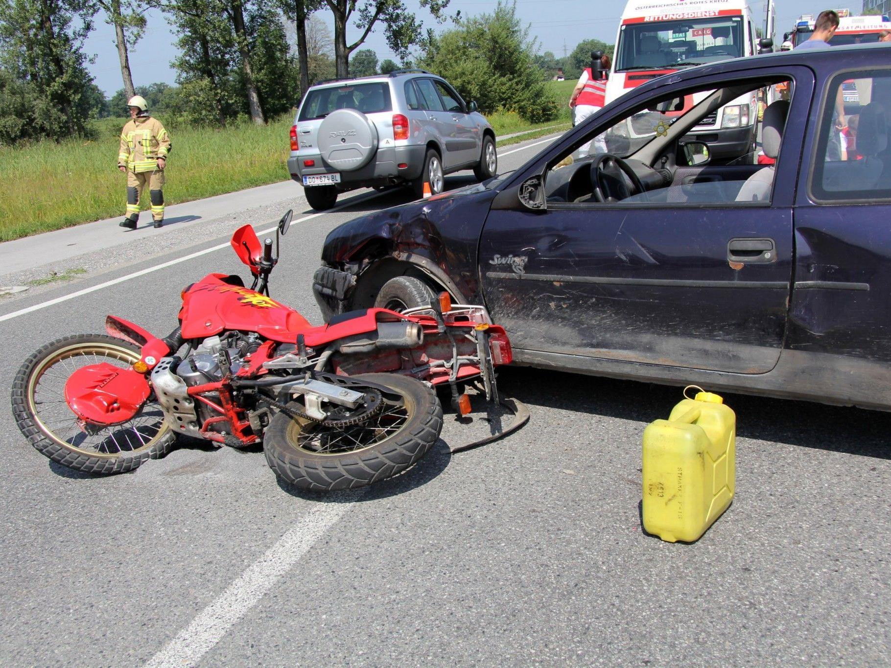 Der Motorradlenker erlitt Verletzungen unbestimmten Grades.