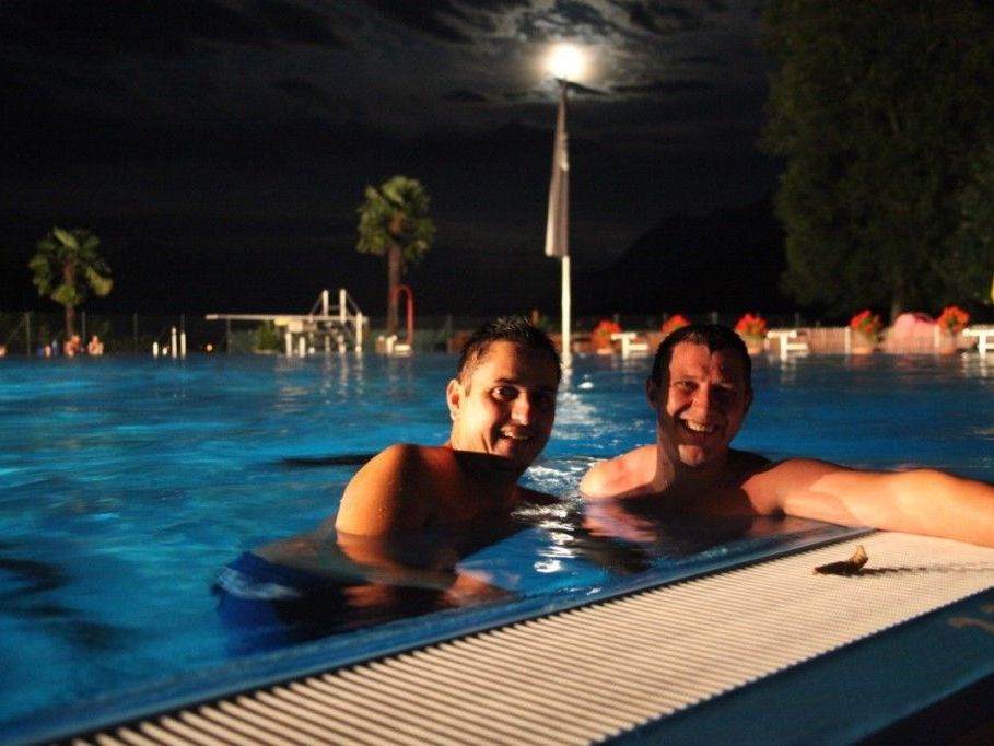 Es ist ein  Schwimmerlebnis der besonderen Art , wenn der Vollmond das Schwimmbad Felsenau erleuchtet Es ist ein  Schwimmerlebnis der besonderen Art , wenn der Vollmond das Schwimmbad Felsenau erleuchtet