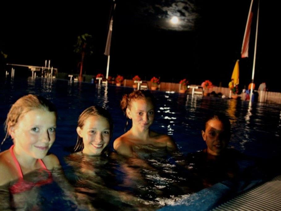 Die jungen Damen genossen ein tolles Badererlebnis in der Vollmondnacht