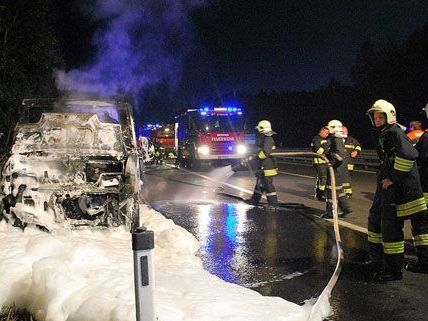 Am Dienstag verunglückte ein Abschleppwagen auf der A21 bei Sparbach. Am Dienstag verunglückte ein Abschleppwagen auf der A21 bei Sparbach.
