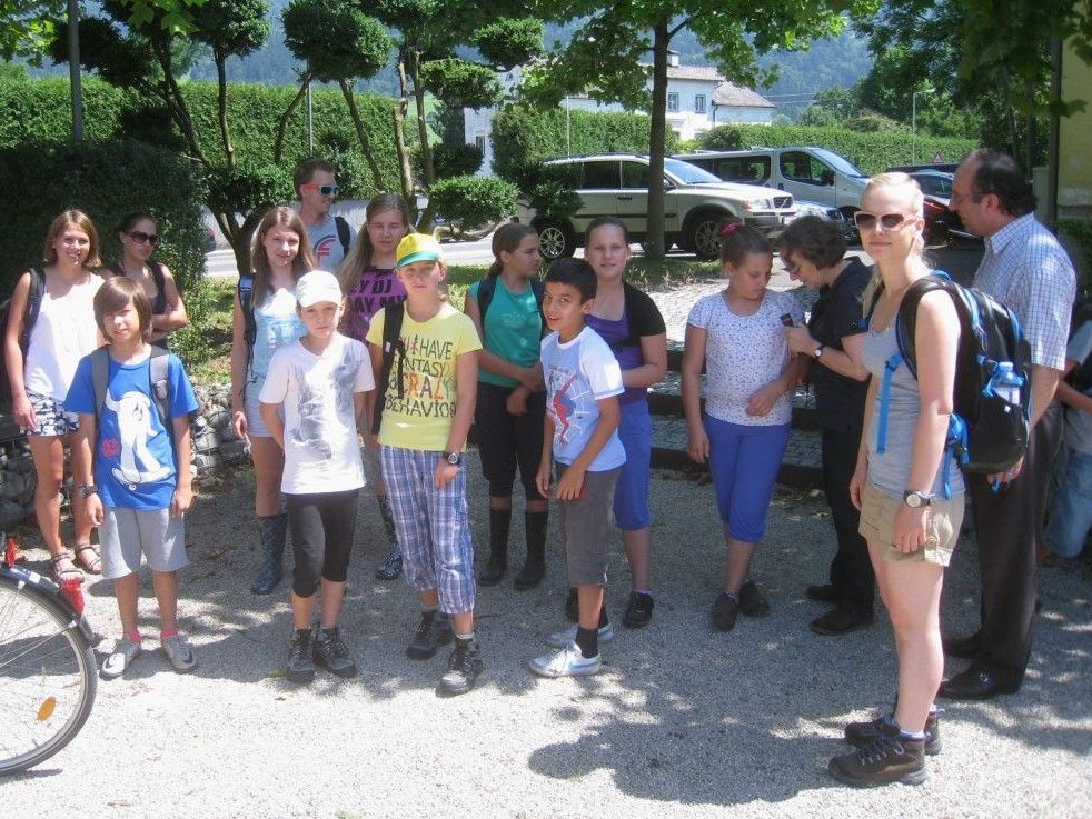 Aufbruch der Abenteuergruppe zu einer erlebnisreichen Lochauer Dorfbach-Exkursion. Aufbruch der Abenteuergruppe zu einer erlebnisreichen Lochauer Dorfbach-Exkursion.