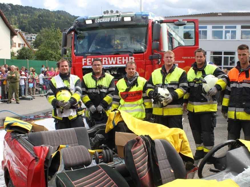 Nach Abschluss eines bravourös gemeisterten Einsatzes gab es für die aktiven Einsatzkräfte vor Ort den verdienten Applaus.