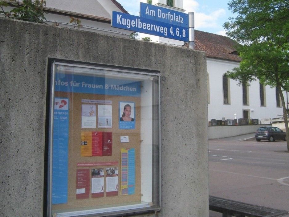 Schaukasten für Frauen und Mädchen beim „Info-Eck“ am Roten Platz. Schaukasten für Frauen und Mädchen beim „Info-Eck“ am Roten Platz.