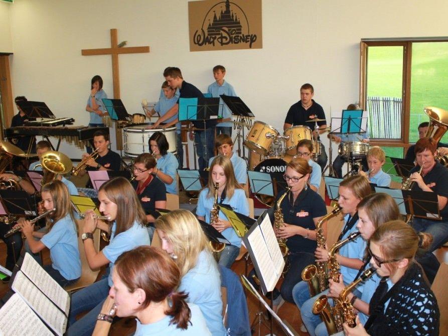 Die Musikvereinsjugend lädt die Blasmusikfreunde am Donnerstag zum Konzert ins Pfarrheim.