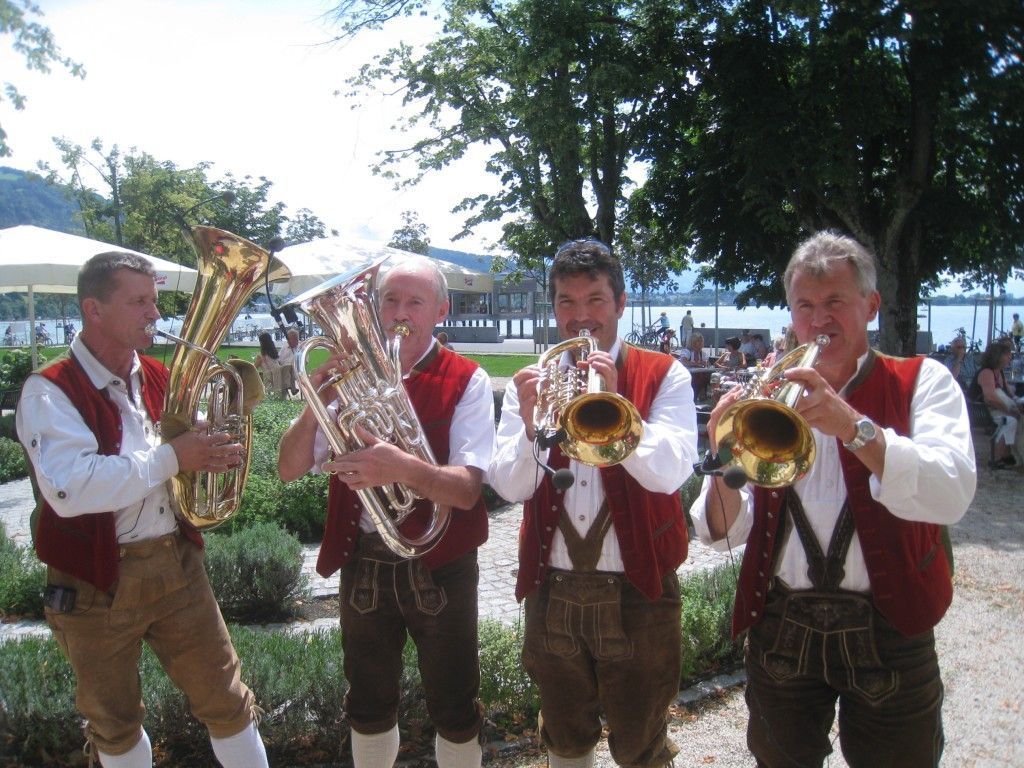 Zünftiger Blasmusikfrühschoppen am Kaiserstrand mit „Blasmusik Grenzenlos“. Zünftiger Blasmusikfrühschoppen am Kaiserstrand mit „Blasmusik Grenzenlos“.