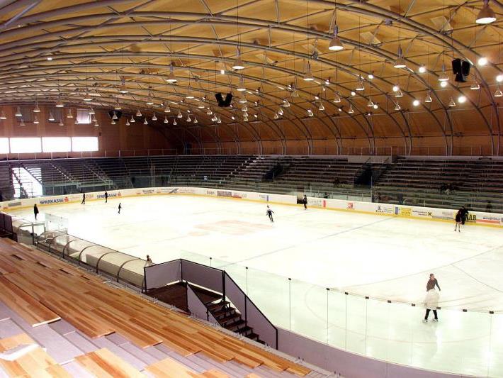 Für eine Viertelmillion Euro wird die Eishalle adaptiert, um den Ansprüchen der höchsten Eishockeyliga zu genügen.