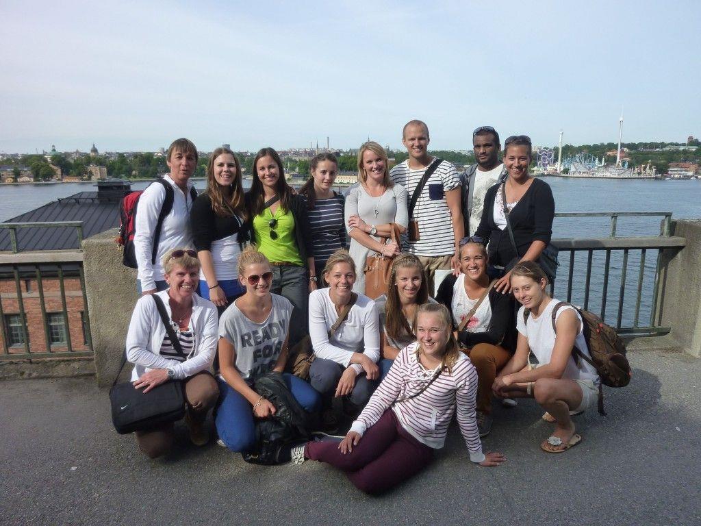 Turnerinnen und Trainer des Meisterklasseteams genießen den freien Tag in Stockholms Altstadt