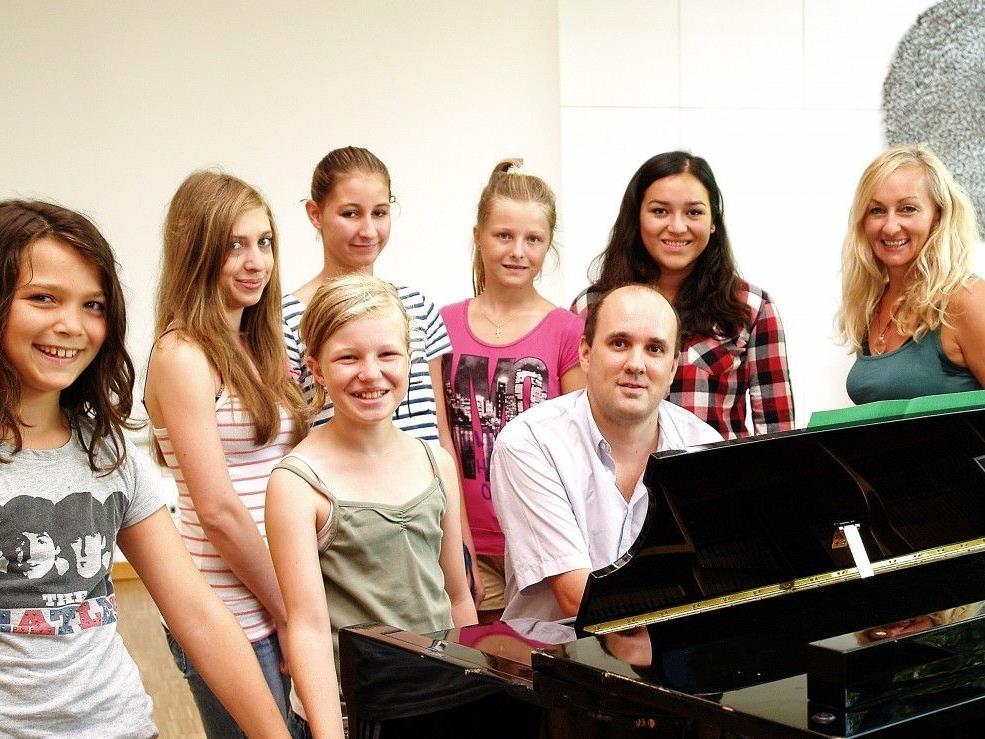 Clemens Weiß mit einigen Teilnehmerinnen der Musiksommerwoche.