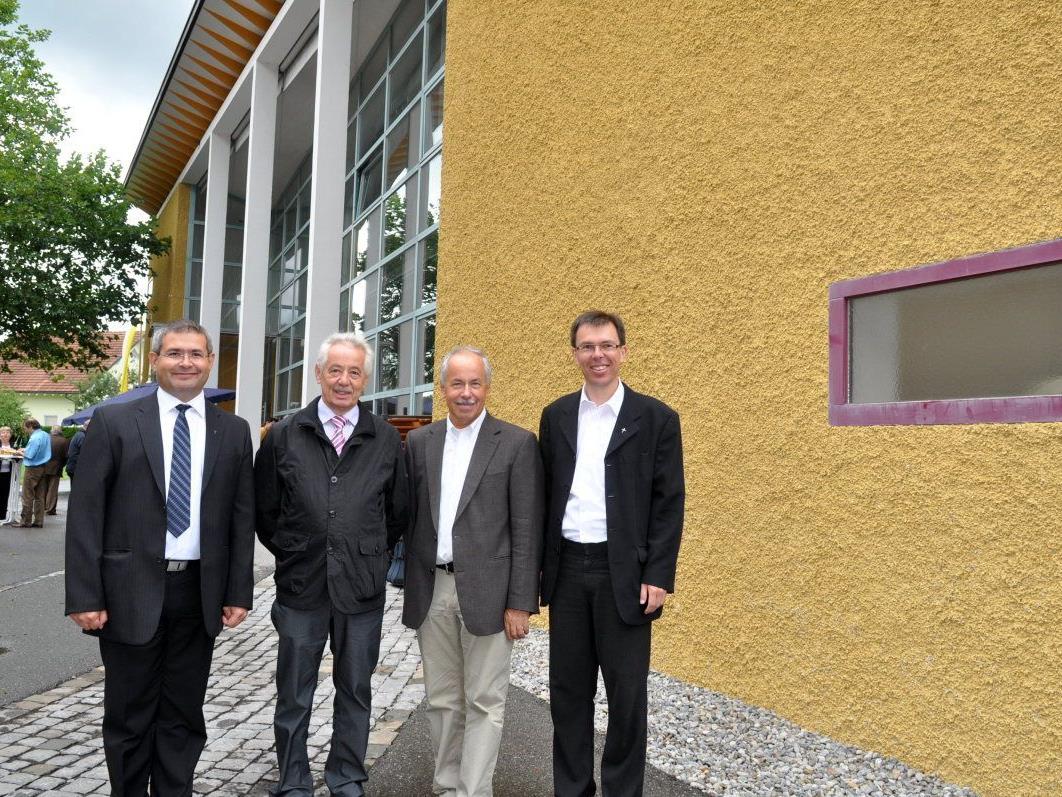 Pfarrer Romeo Pal, Klaus Lorger und Toni Czelecz vom Pfarrkirchenrat sowie Kaplan Rainer Büchel (v.l.) freuen sich, dass die Umbauarbeiten schon begonnen haben.