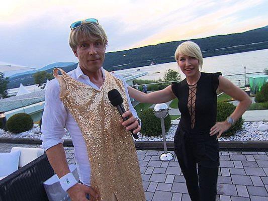 Promi-Flohmarkt-Initiator Dominic Heinzl mit dem von Heather Mills gespendeten Goldkleid