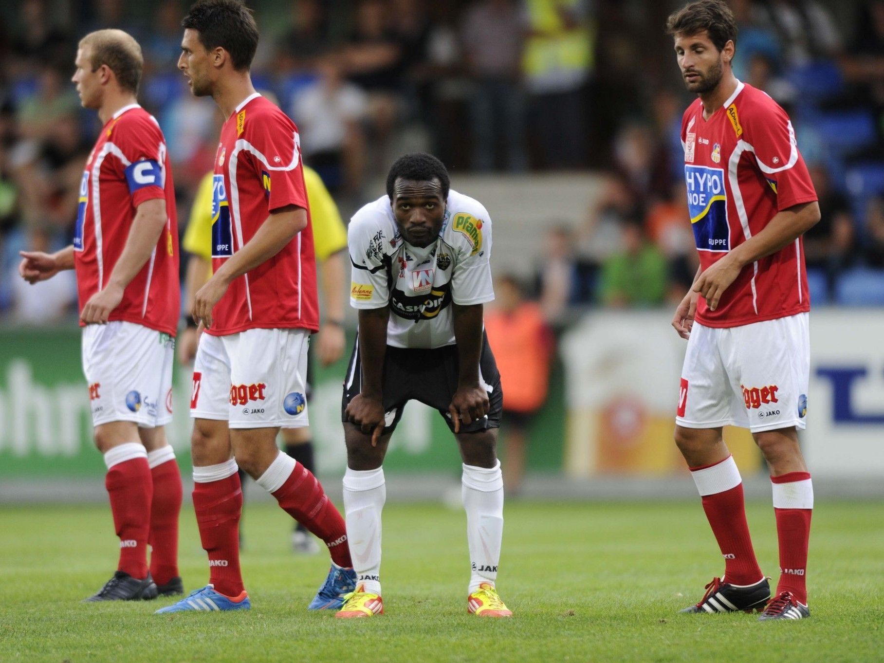 Louis Clement Ngwat Mahop von Altach scheit die Fußball-Welt nicht mehr zu verstehen. Louis Clement Ngwat Mahop von Altach scheit die Fußball-Welt nicht mehr zu verstehen.