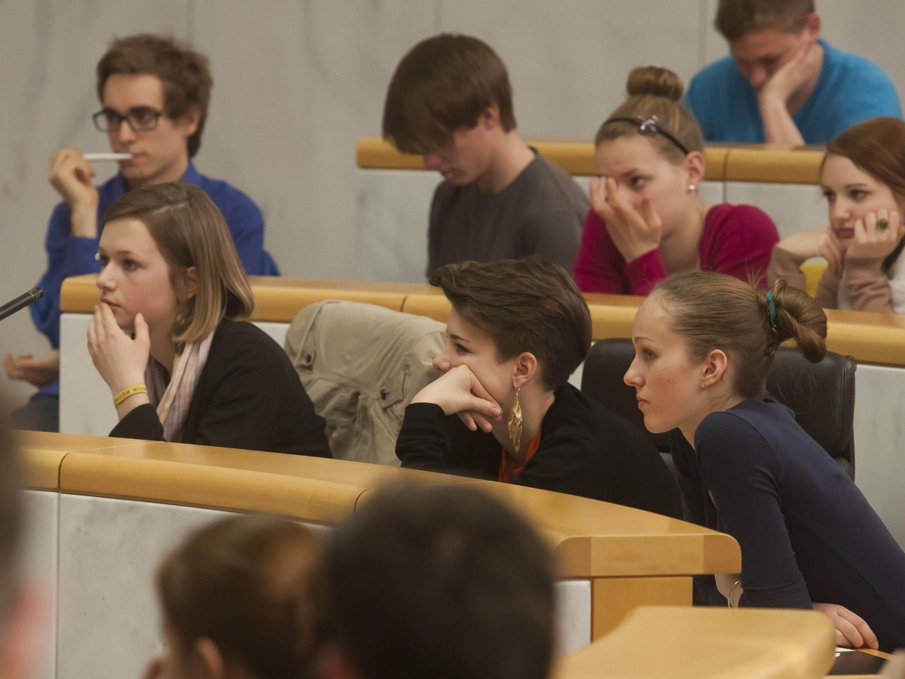 Meinung sagen: Im Schülerparlament nehmen Jugendliche die Plätze der Vorarlberger Politiker im Landtag ein.