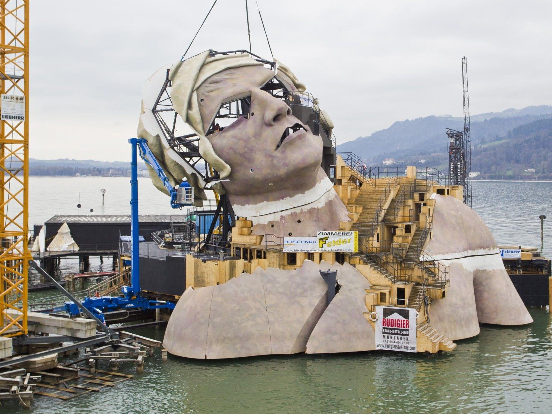 Die Seebühne wird bereits für Mozarts "Zauberflöte" umgebaut (Im Bild der "Andre Chenier"-Aufbau 2011).