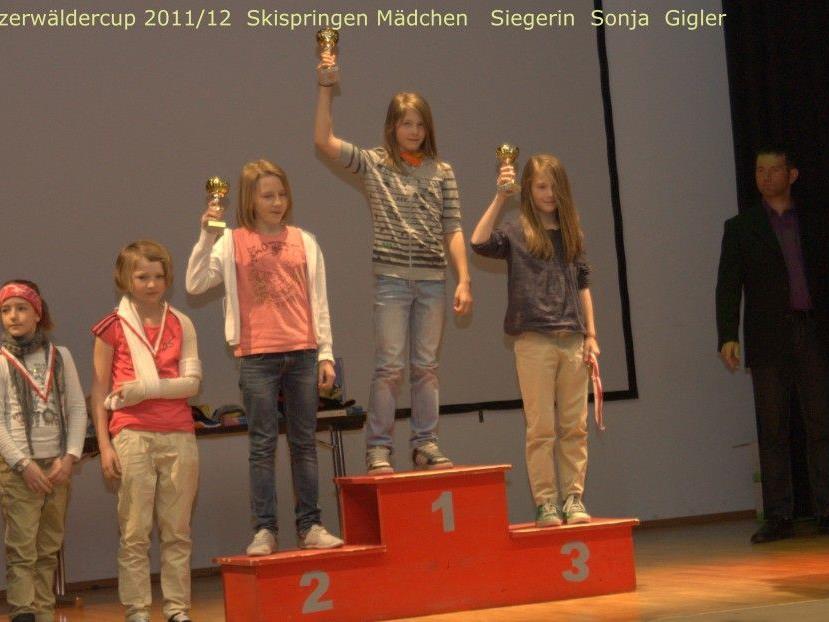 Siegerehrung  Bregenzwälderskspringcup  Rang 1  für   Sonja Gigler