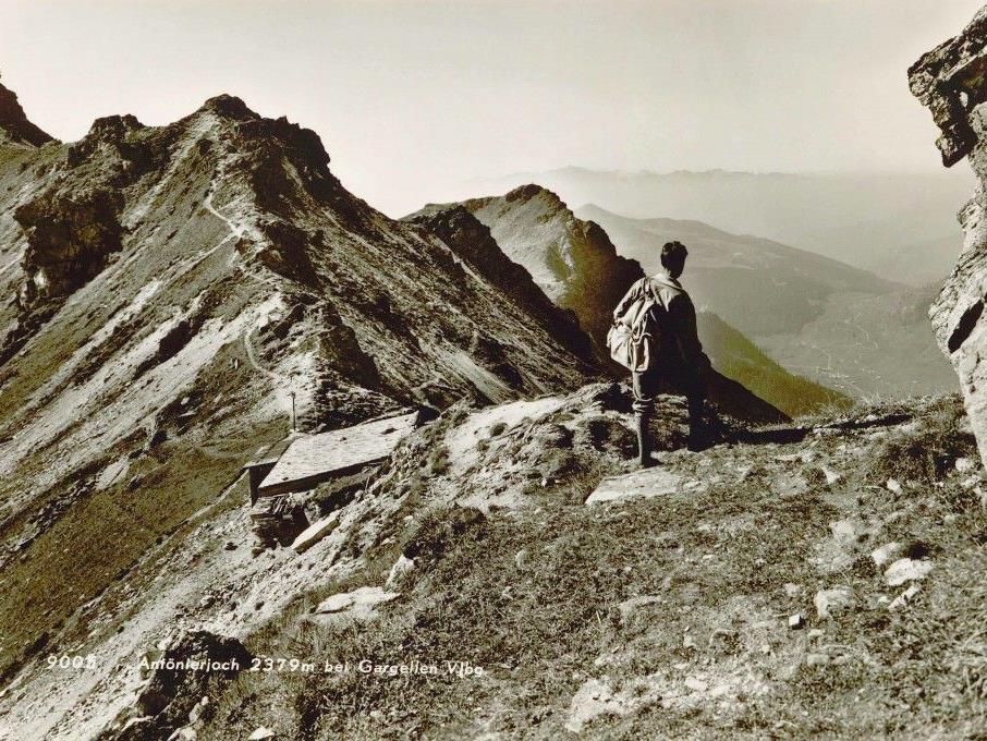 Ein Wanderer zu früheren Zeiten auf dem St. Antönierjoch (2.379 m).
