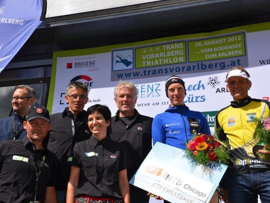 Die vier Macher Kofler, Bader, Forster und Wittwer vom Trans Vorarlberg Triathlon mit den glücklichen Siegern.