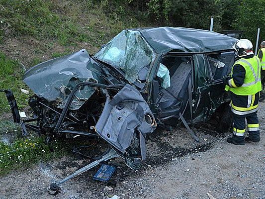 Das Wrack eines der Unfallautos in Weppersdorf (Niederösterreich) Das Wrack eines der Unfallautos in Weppersdorf (Niederösterreich)