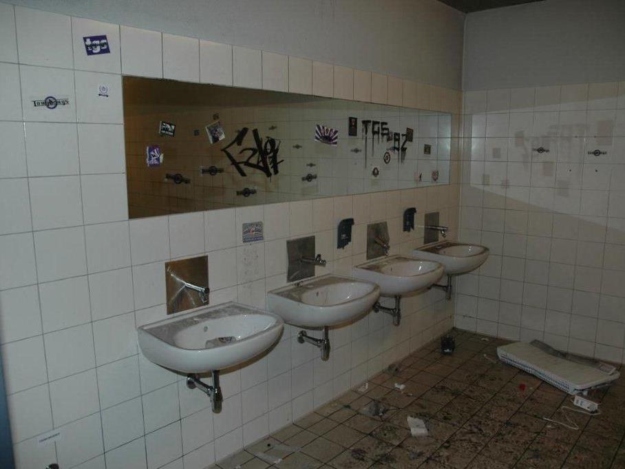 Die WC-Anlagen im Austria-Sektor wurden von den "Fans" zerstört.
