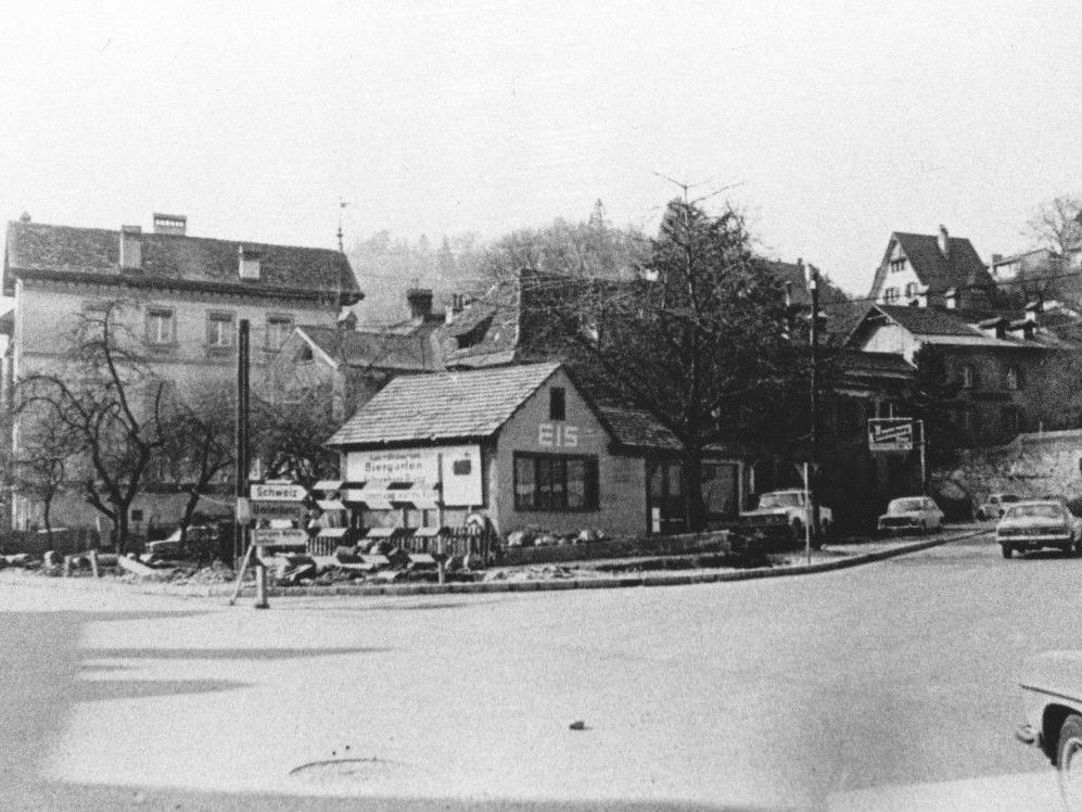 Links im Bild die ehemalige Eisdiele (im Hintergrund das "Pümpelhaus", rechts das ehemalige Gasthaus Churertor