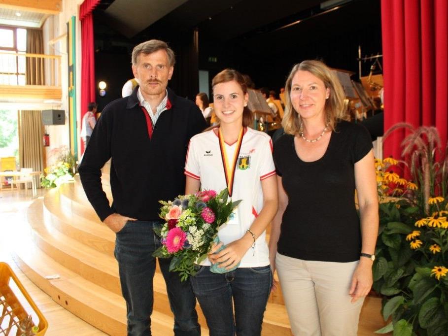 Jugend-Weltmeisterin Lara Jehle mit ihren Eltern Gina Jehle und Hermann Türtscher.