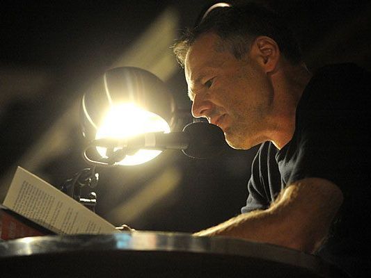Kult-Autor Wolf Haas begeisterte beim O-Töne-Finale im MQ das zahlreich erschienene Publikum Kult-Autor Wolf Haas begeisterte beim O-Töne-Finale im MQ das zahlreich erschienene Publikum