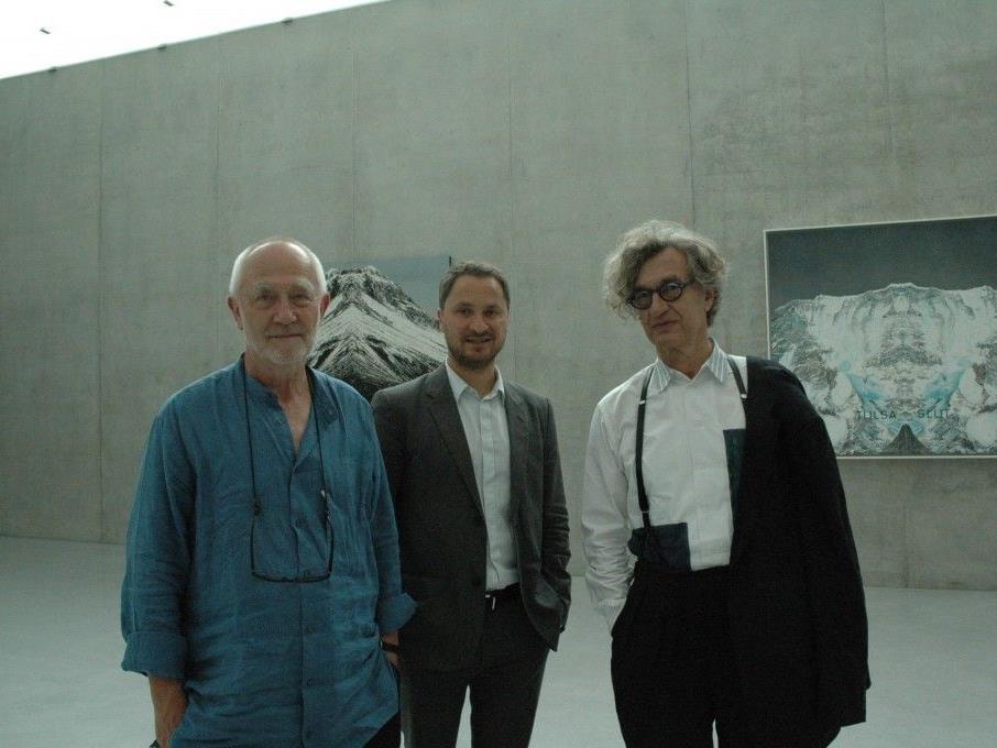 Peter Zumthor, Yilmaz Dziewior und Wim Wenders in der aktuellen Ausstellung Reading Ed Ruscha