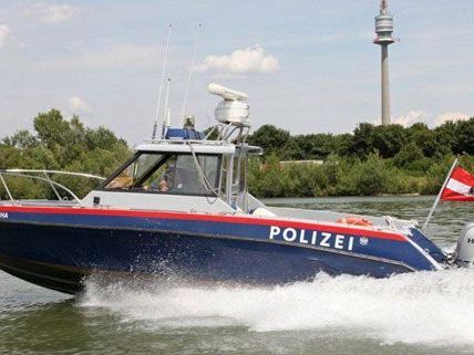 Die Besatzung des Polizeiboots kam einem Motorbootfahrer in Seenot zur Rettung. Die Besatzung des Polizeiboots kam einem Motorbootfahrer in Seenot zur Rettung.