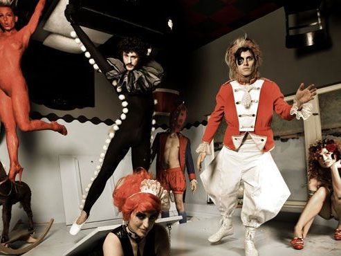 Ein bunter Zirkus an Visual Trash Punk: Bonaparte geizen nicht mit Skurrilem. Ein bunter Zirkus an Visual Trash Punk: Bonaparte geizen nicht mit Skurrilem.