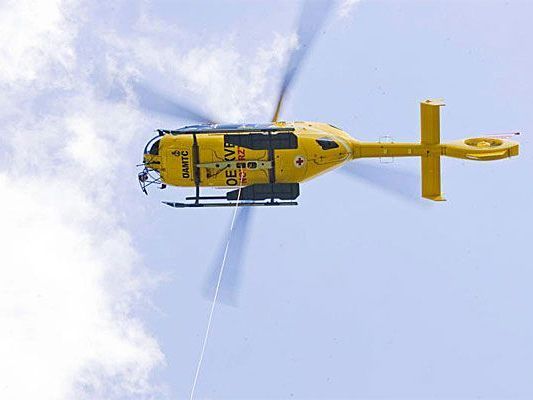 Frau wurde mit Rettungshubschrauber gebort Frau wurde mit Rettungshubschrauber gebort