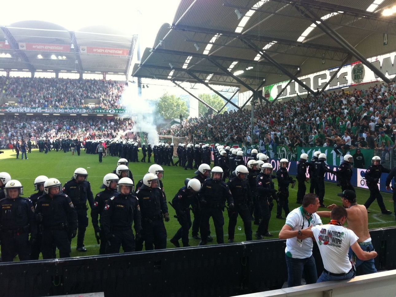 Nach den Ausschreitungten im letzten Wiener Derby im Hanappi Stadion, bleibt die Spannung groß. Nach den Ausschreitungten im letzten Wiener Derby im Hanappi Stadion, bleibt die Spannung groß.